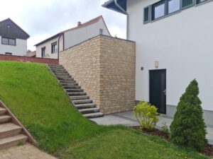 Wandverkleidung aus Mix Antalya-Palermo-Romano im Farbton Rusika als Feldsteinnachbildung