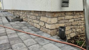 Haussockel mit Marmaris Light Flächen- und Ecksteinen