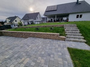 Wandverblender Rock Vrsatec brown - Verkleidung einer Mauer imGarten mit Abdeckplatten für eine Sitzgelegenheit