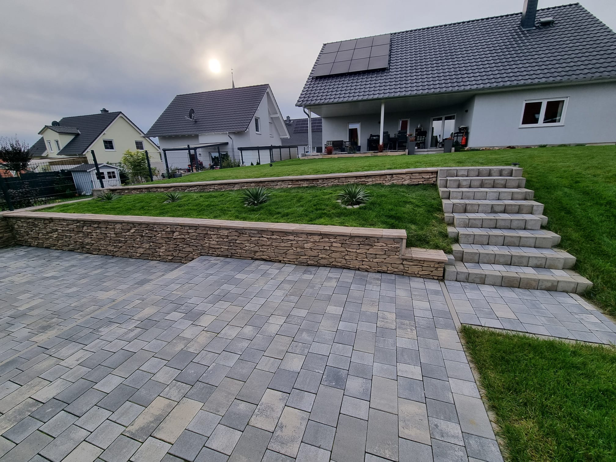 Wandverblender Rock Vrsatec brown - Verkleidung einer Mauer imGarten mit Abdeckplatten für eine Sitzgelegenheit