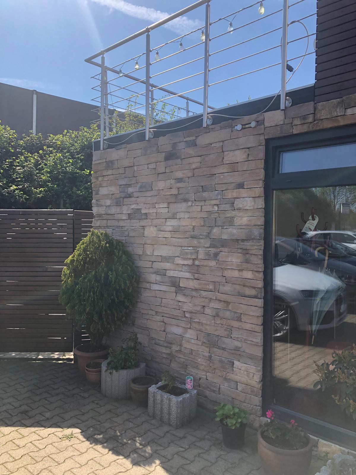 Containergestaltung verblendet mit Broken Rock Kelt
