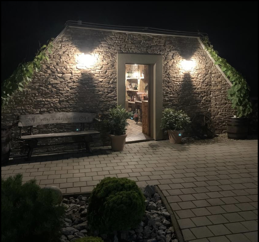 Eingang zum Weinkeller mit Steinverblender rock Vrsatec brown verkleidet Bild bei Nacht