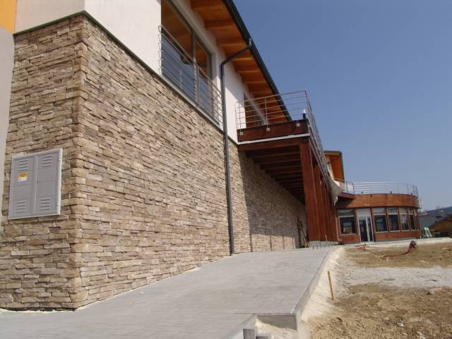 Fassade mit broken Rock champagne verblendet