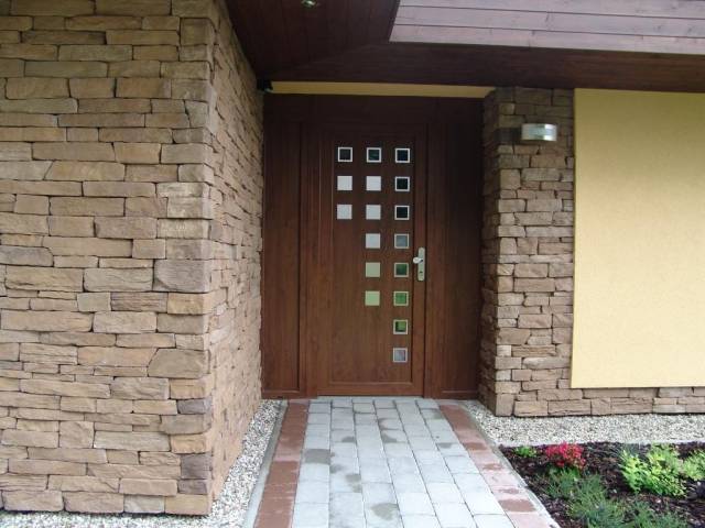 Fassade mit Broken Rock Kelt verblendet