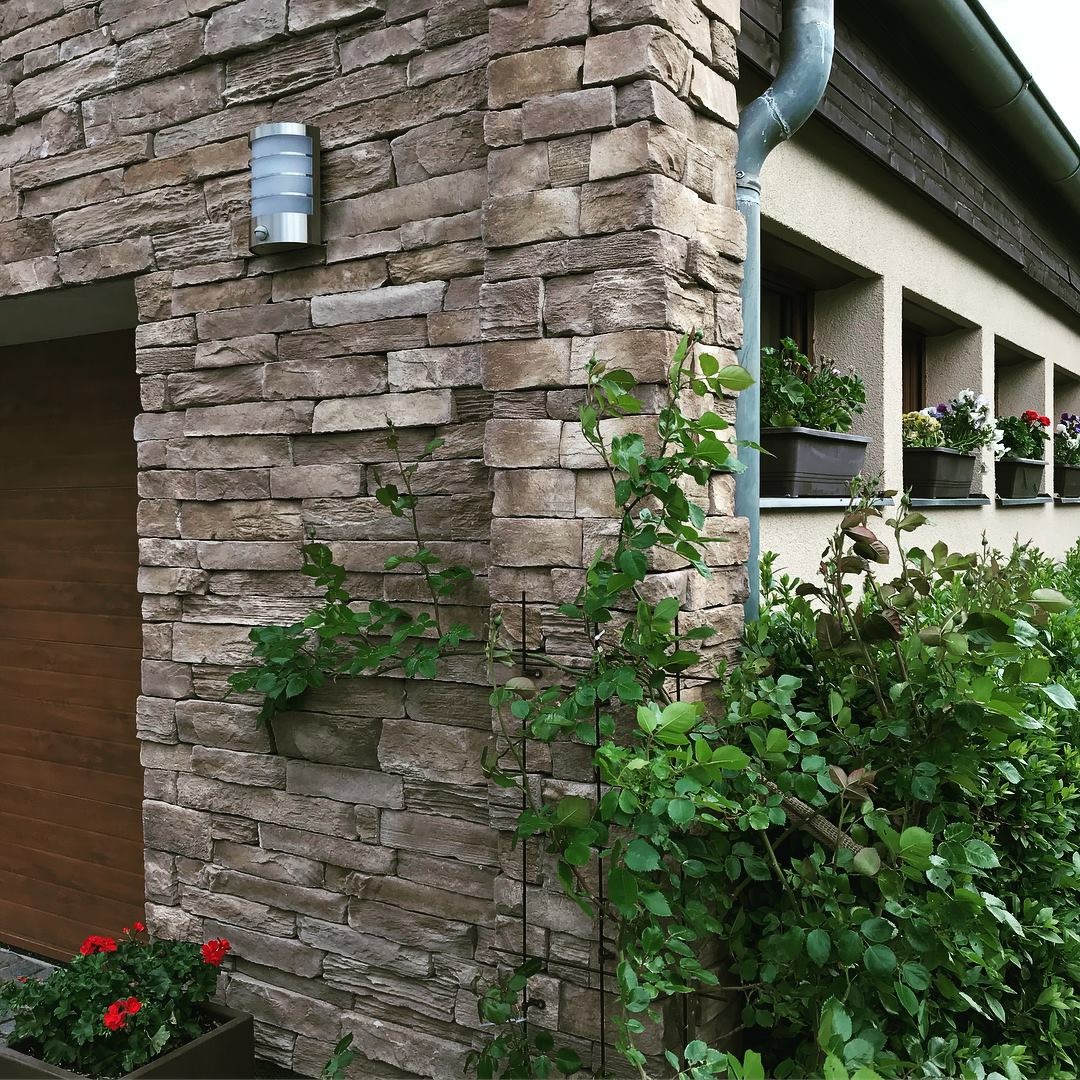 Fassade mit Verblendern und Ecken Broken Rock champagne