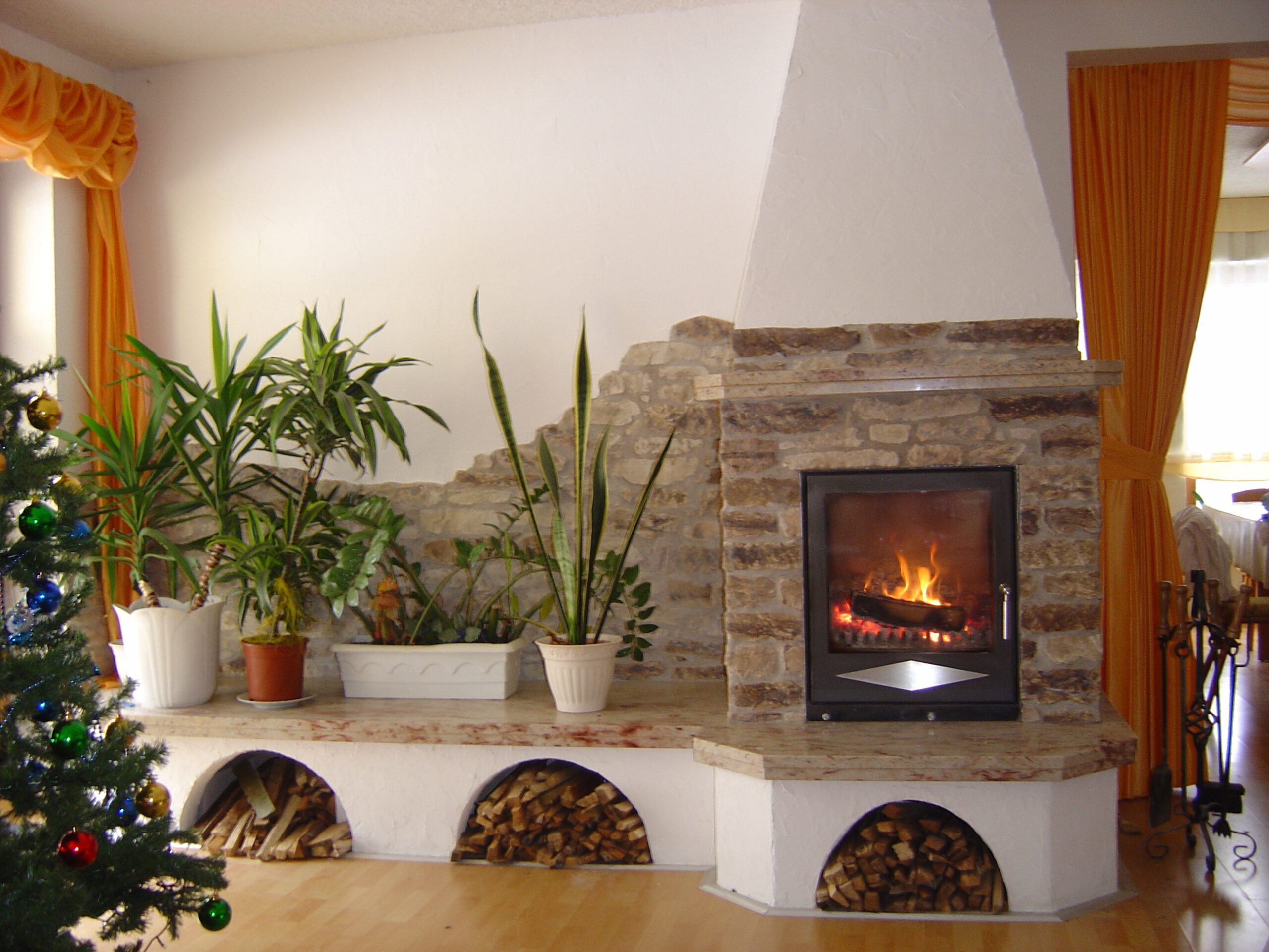 Frontal Kamin = Orginal - Feldstein, Wandanschluss links Verblender Mamaris natur