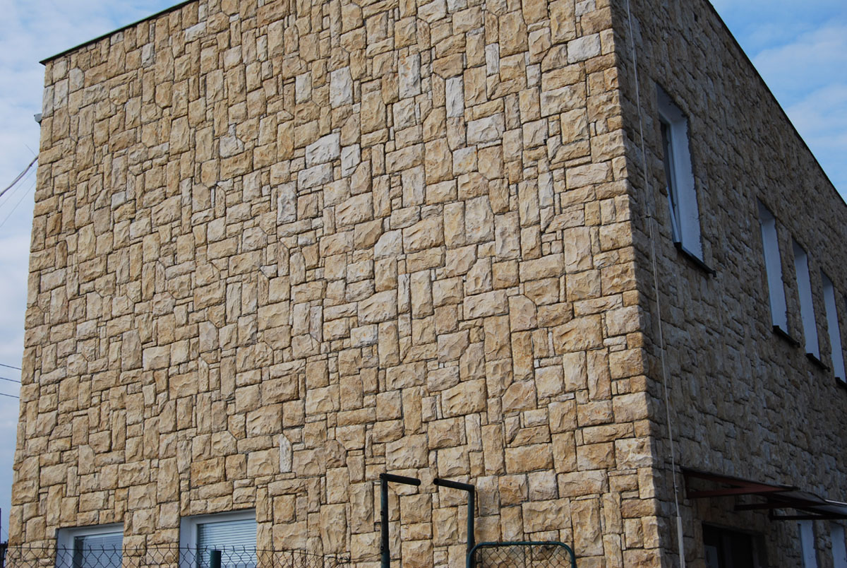Hausfassade mit Adriatika in naturbraun mit Fugen verlegt