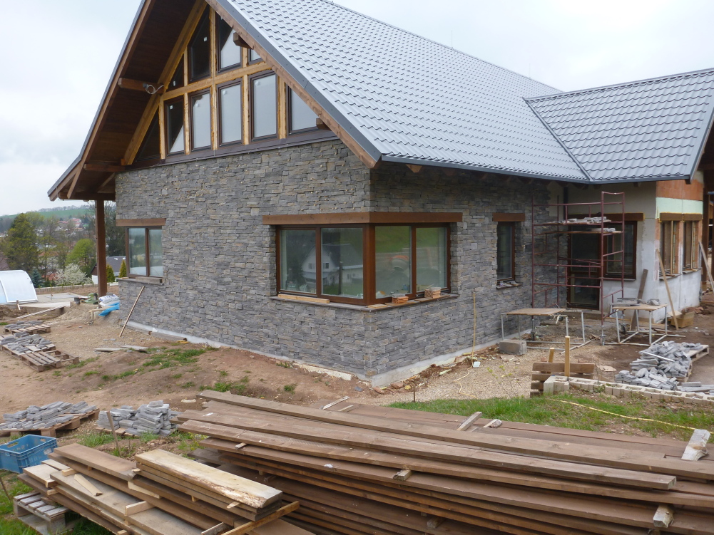 Komplettfassade mit Mix Tirol - Bauphase