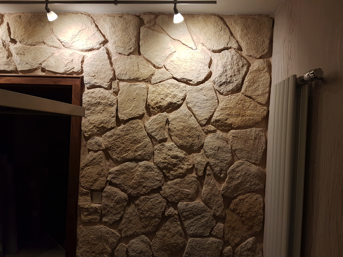 Mediterrane Innenwand mit Field Stone champagne