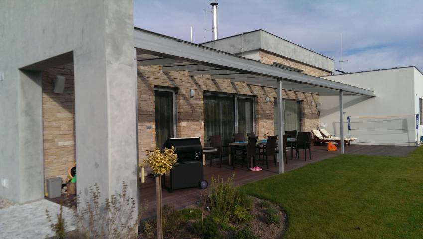 Mediterrane Terrassenwand mit Broken Rock Ancona Verblender
