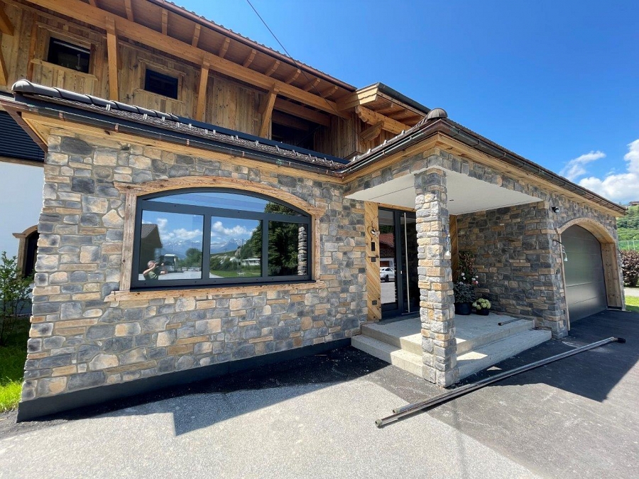 Steinwand aus Mix Alpina
