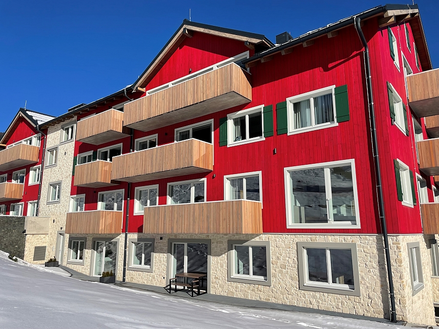 Mix Carrara Teilfassade im Schnee