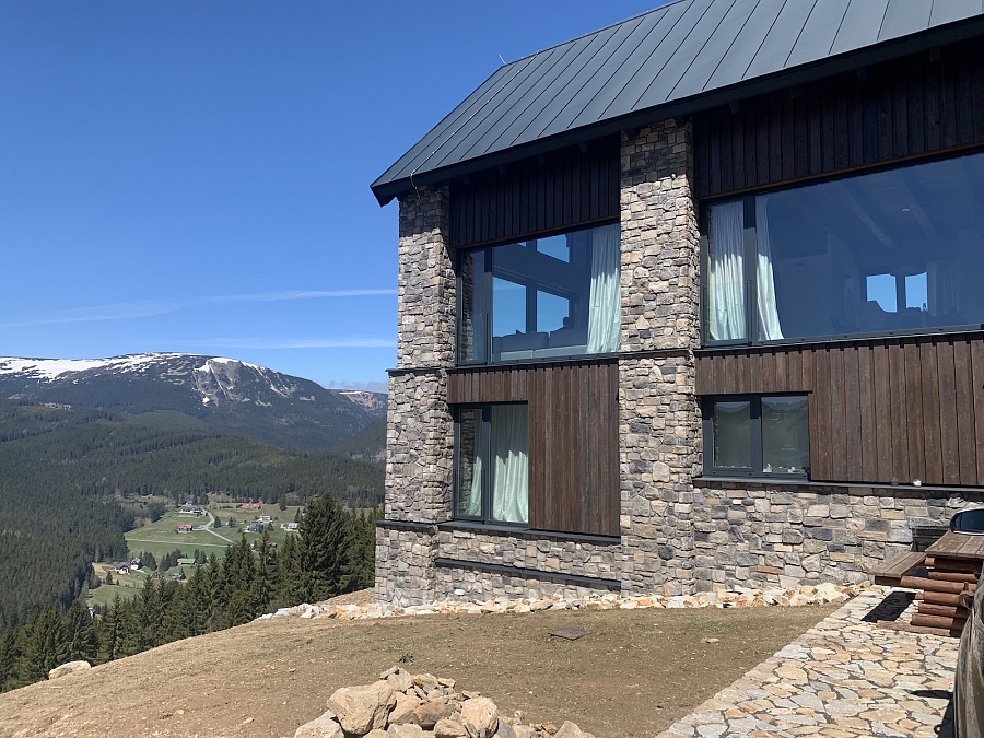 Mix Davos am Chalet im Gebirge