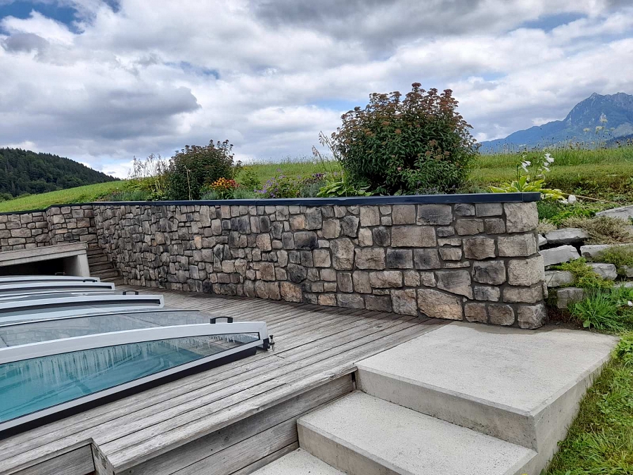 Mix Davos an der Wand am Pool