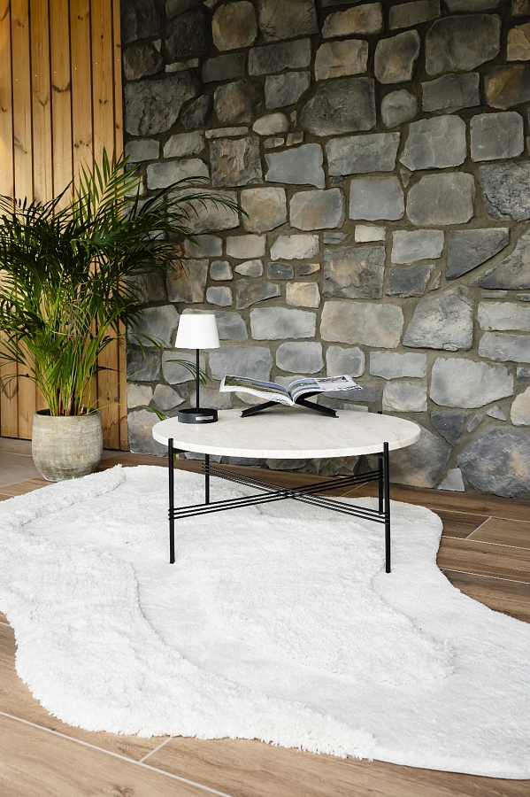 Mix Grigio Innenwand rustikal mit Tisch