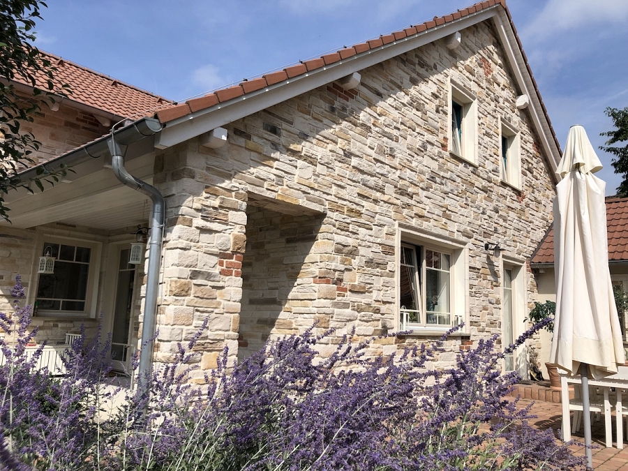 Mix Rustico Fassade mit Lavendel