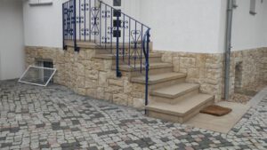 Steinverblender Adriatika Marmaris-light an Haussockel und Treppe
