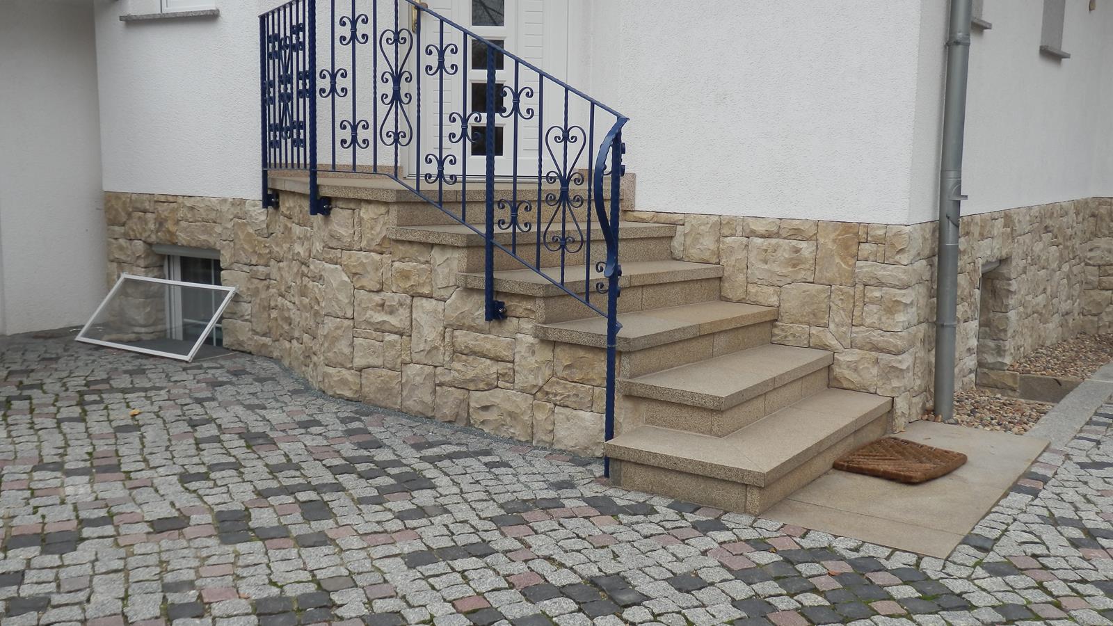 Steinverblender Adriatika Marmaris-light an Haussockel und Treppe
