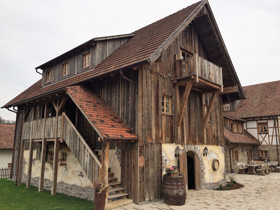 Bauernhaus mit Sockel aus Mix Grigio