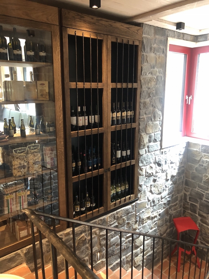 Verblender Mix Grigio im Treppenhaus und am Weinschrank