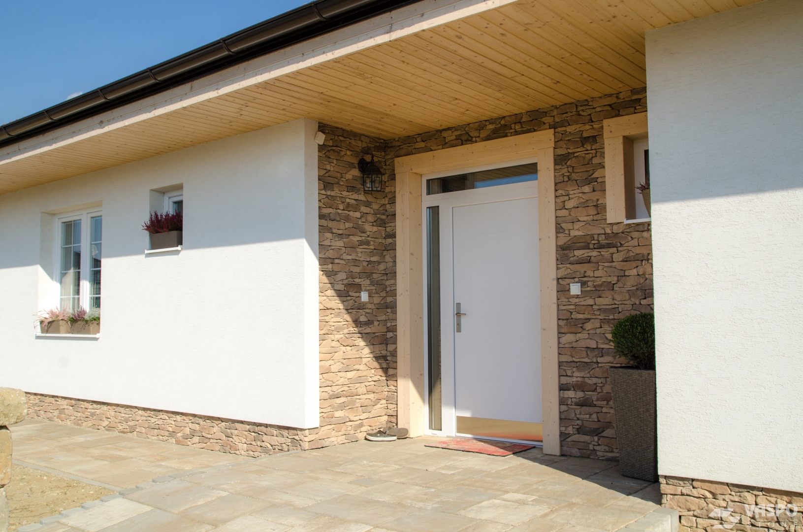 Verblender Rock Vrsatec brownam Eingangsbereich und Sockel des Hauses