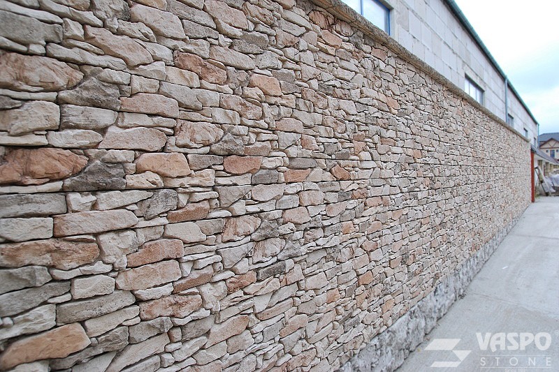 Verblender Rock Vrsatec brown zur Verkleidung einer Mauer verwendet