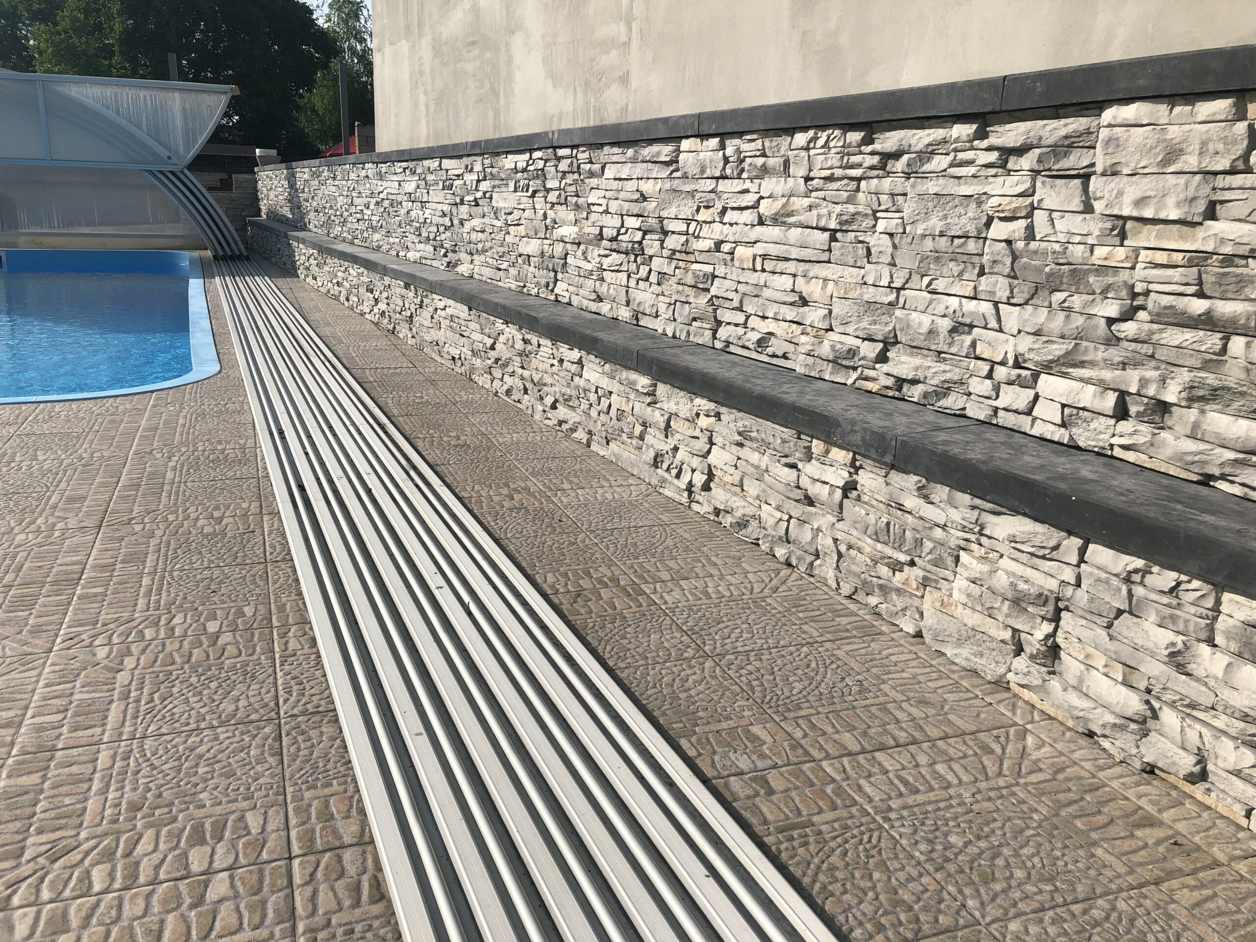Mediterrane Wandverkleidung mit Ornel Bergen