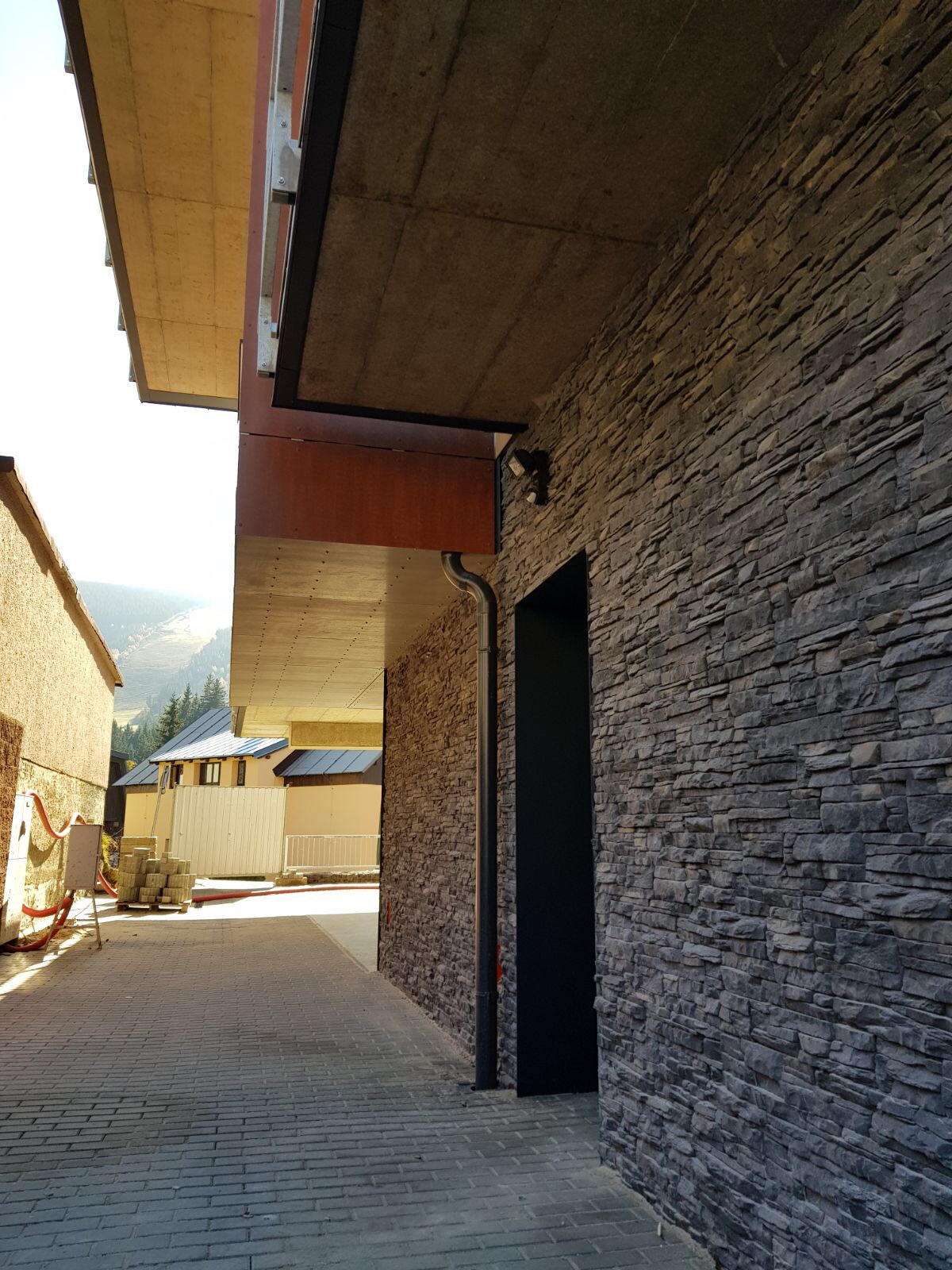 Hauswand mit Ornel Nero - 688