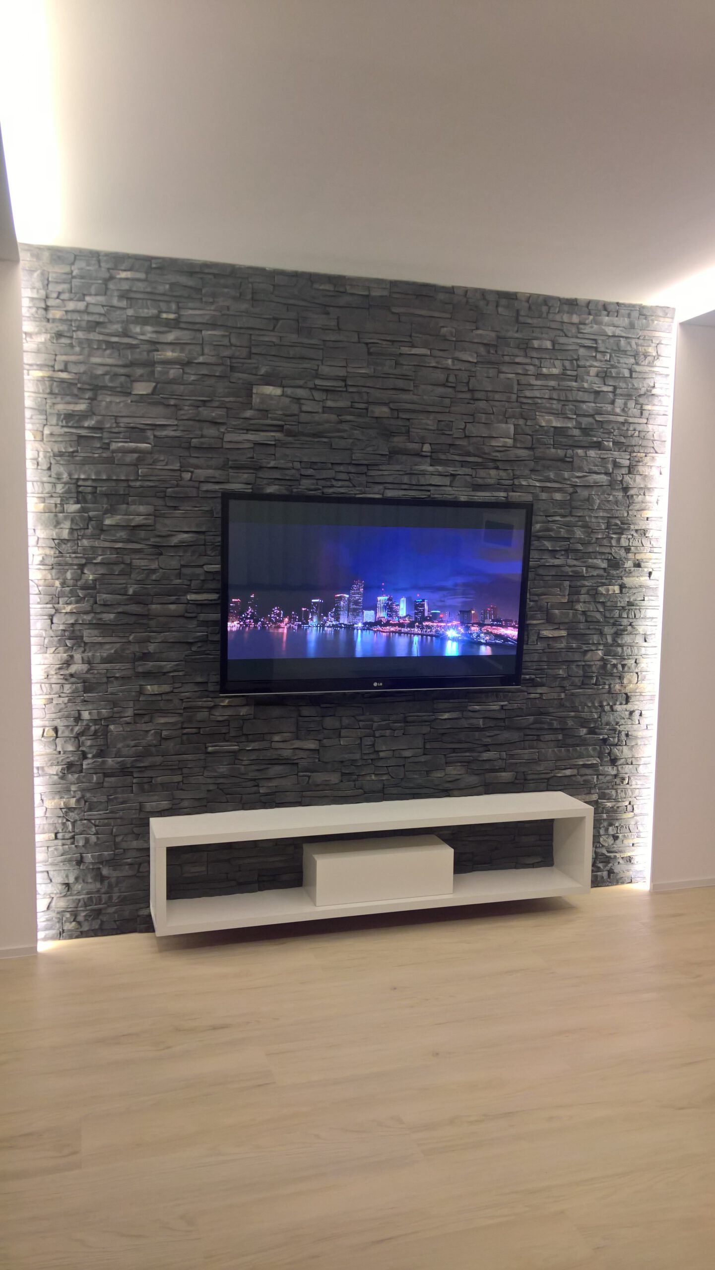 TV-Wand mit Ornel-Nero - beleuchtet
