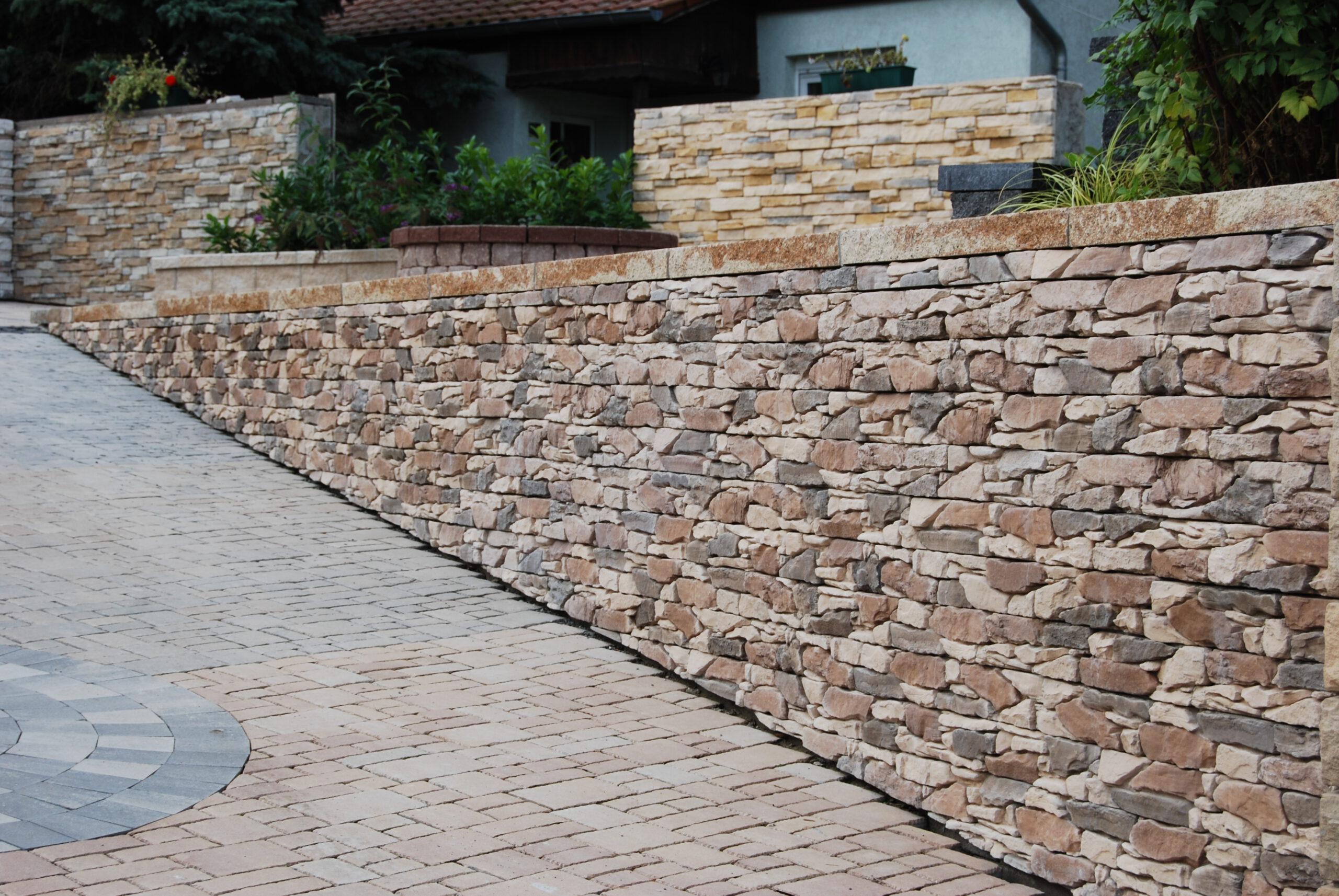 Wandverblender Rock Vrsatec brown an einer Mauer