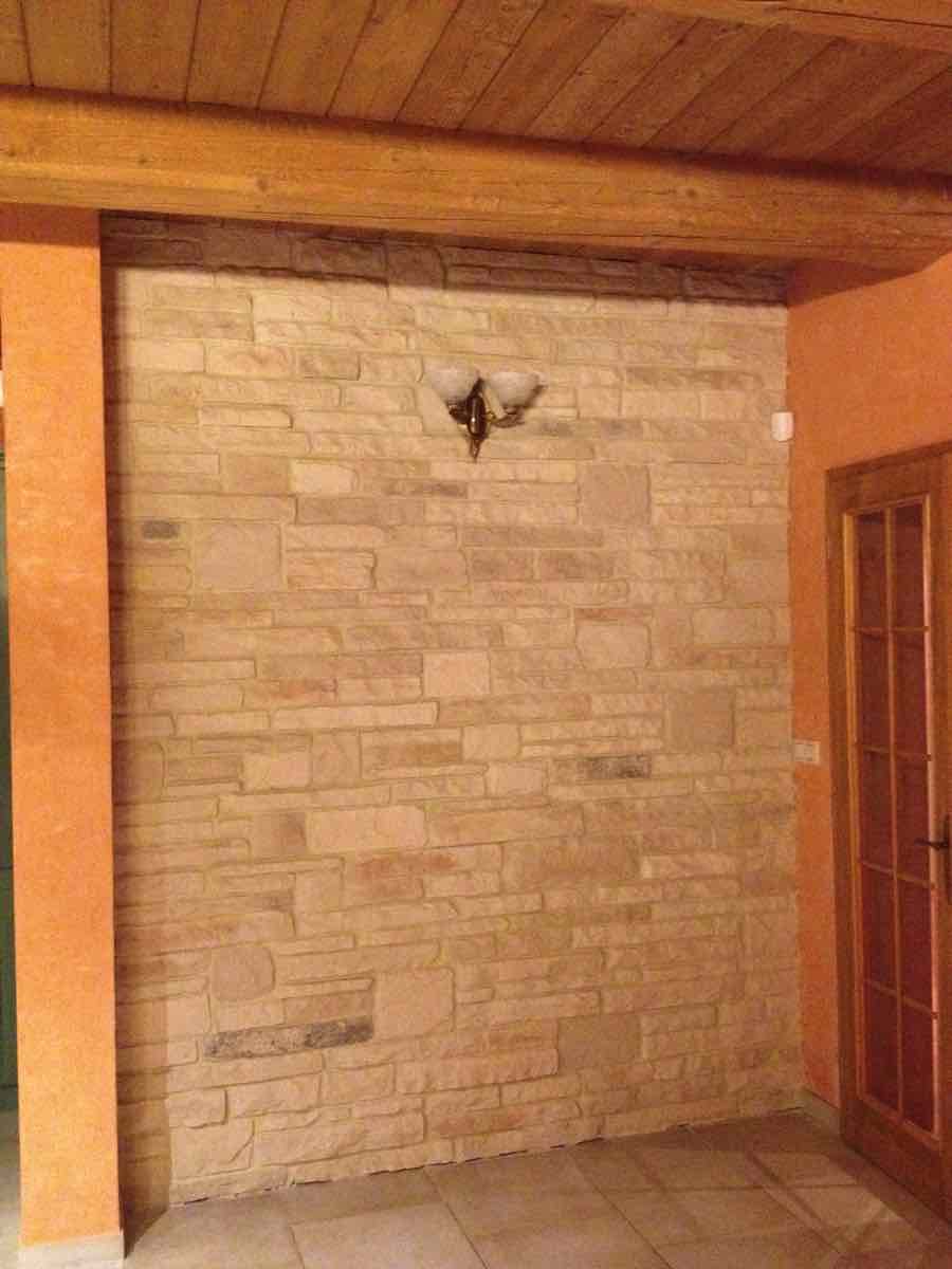 Eingangsbereich mit Wandverkleidung Split Sandstone Roma